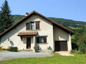 Гостиница Appealing Chalet in St Jean de Vaux with Roofed Terrace  Лаффре